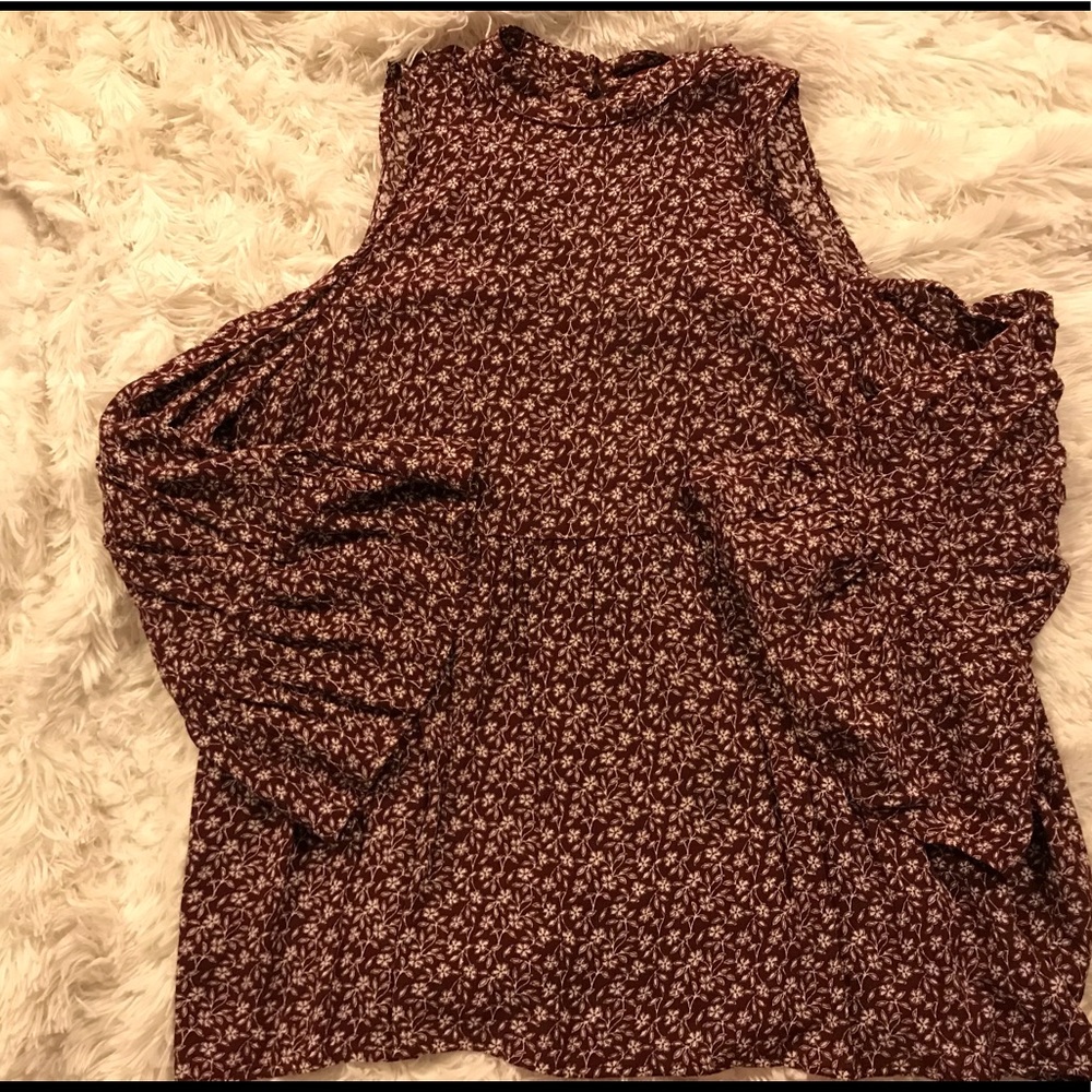 Cold shoulder high knock top